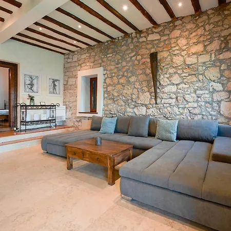 Chesa Konoba * ロヴィニ